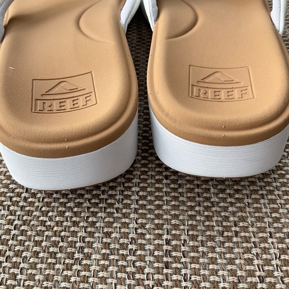 Women’s tan Reef flip flops,9. - Picture 7 of 10